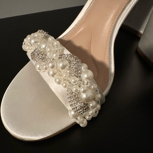 Pearl Embellished White Satin Block Heel Sandals — NWT — Bridal 7.5 - Picture 2 of 4